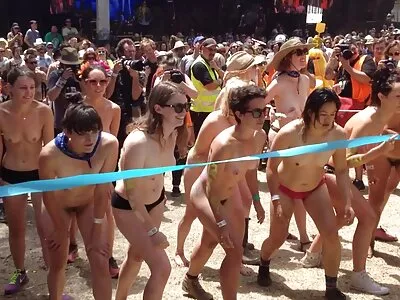 क्यूट श्यामला मजा घेते