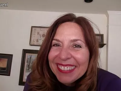 सुंदर लाल केसांसह गरम आशियाई सौंदर्य इतके लहान आणि कोमल आहे की तिचा प्रियकर त्याचे मन गमावतो