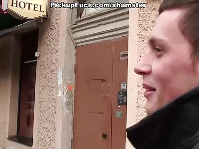 किशोर हस्तमैथुन करण्यासाठी तिच्या पेंटी काढून घेते