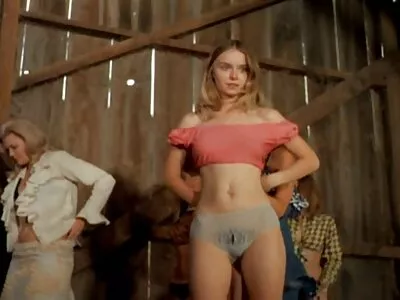 लेस्बो बाथ टब व्हिडिओ (लिटल कॅप्रिस)