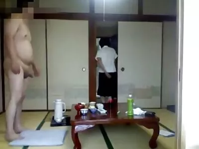 इरिना एक सेक्सी तरुण गोरी आहे आणि तिला कधीही गुदा झाला नाही आणि आज तिचा दिवस आहे.