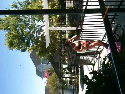 डिक व्हिडिओभोवती पेटीट टीन गुंडाळलेले पाय (छोटे टायलर)