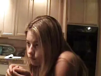 किशोर स्वतःसोबत खेळतो