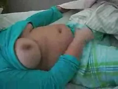 खडबडीत स्लट दोन लोकांना Fucks