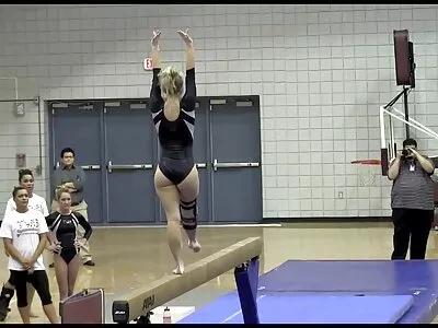 क्यूट टीन गेट्स तिच्या होल्स ड्रिल केले