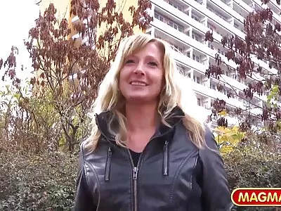 वन अप्सरा बोटांनी तिच्या पुसी