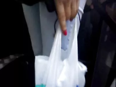 सुंदर किशोरवयीन गुलाबी पँटीहोज तिच्या प्रियकराला फूस लावतो