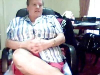 किशोर सोफ्यावर सोडा